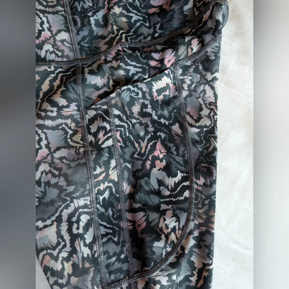 Athleta women's ultimate stash 7/8 tight, side pockets on both legs, XL - Picture 2 of 4